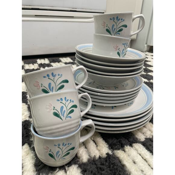 Fascino Vintage Blue Trim Floral Dinnerware Set (Service for 5). - Picture 5 of 5